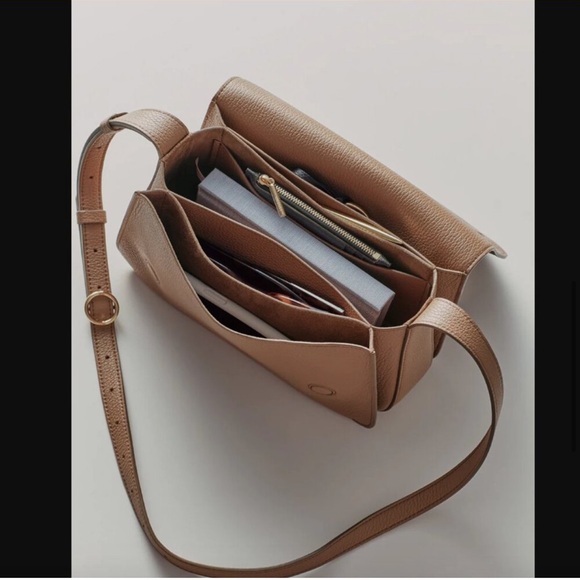 EUC Cuyana Concertina Shoulder Bag in Cappucino - Picture 8 of 15